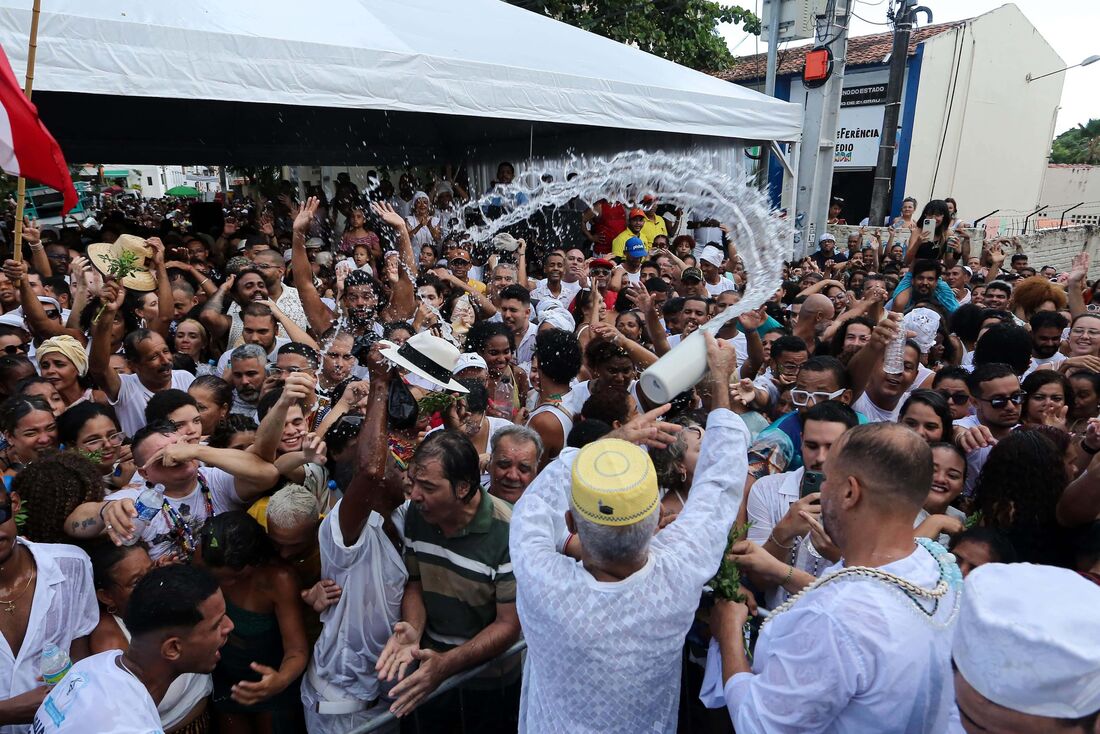 Muita fé e bênçãos durante cerimônia Águas de Oxalá de Olinda