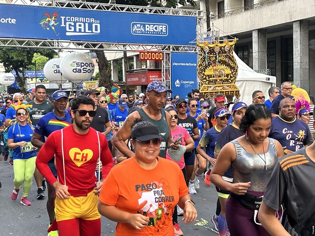 I Corrida do Galo da Madrugada reuniu atletas e foliões no Centro do Recife