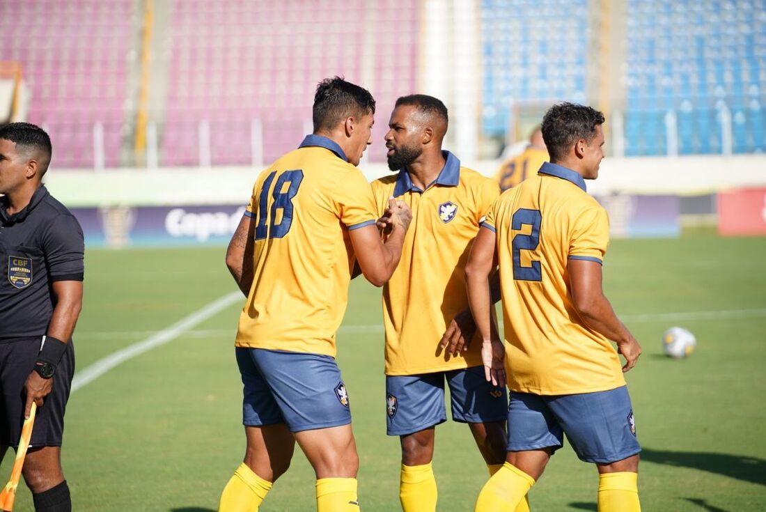 Jogadores do Retrô durante jogo com o Confiança