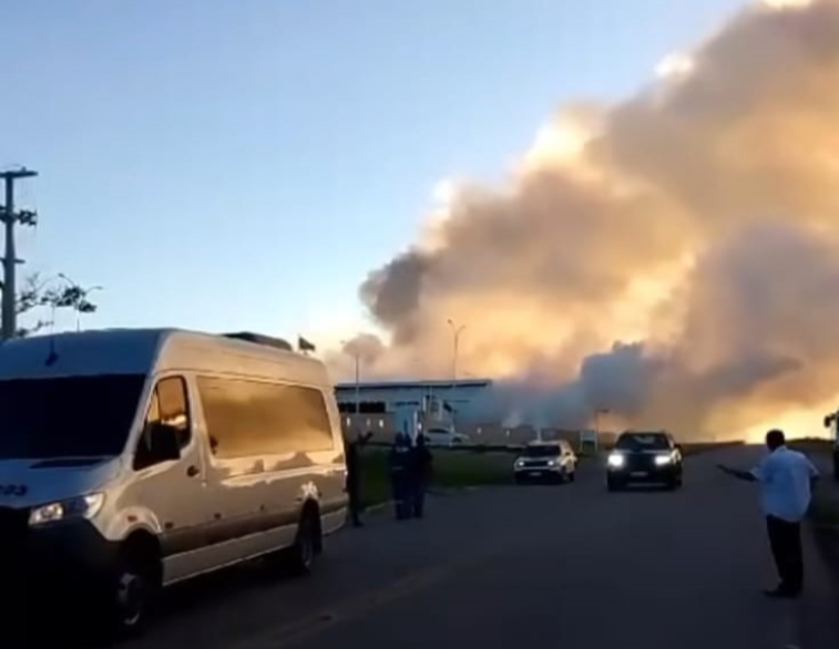 Com o incêndio, uma forte coluna de fumaça tomou conta do local