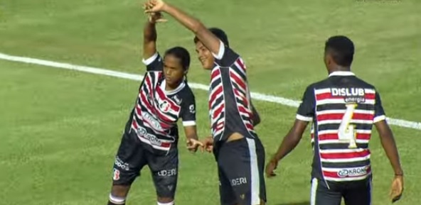 Lázaro celebra o segundo gol do Santa na Copinha