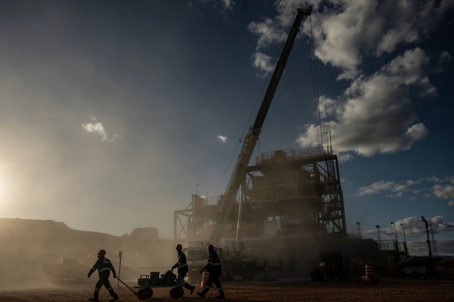 Trabalhadores na refinaria da Sigma em Minas Gerais