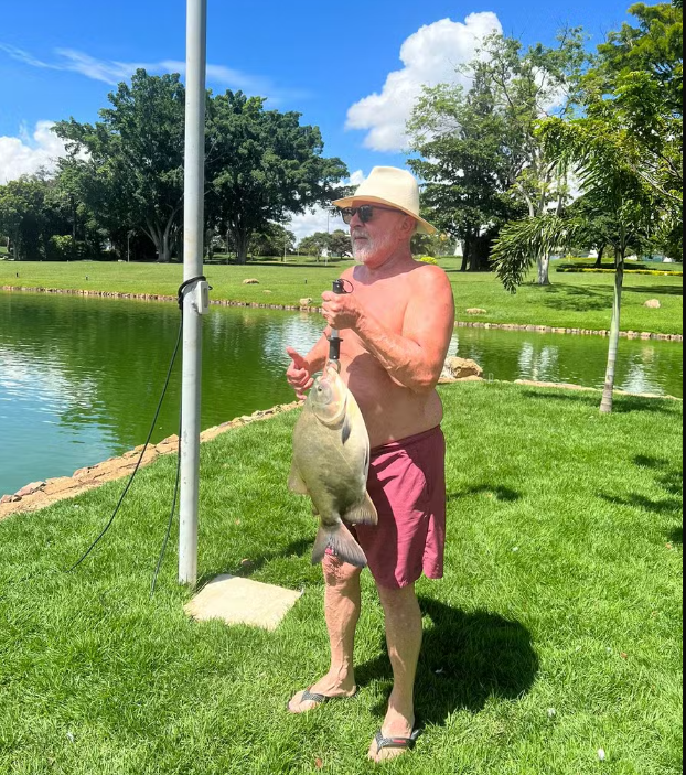 Lula mostra pacu pescado em lago dentro do Palácio da Alvorada 