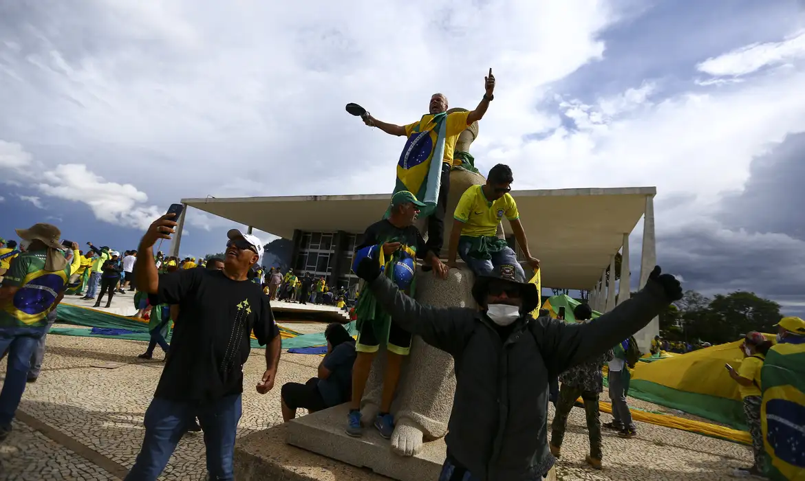 8 de Janeiro: instalações do Palácio do Planalto e do Congresso Nacional e a sede da Corte também foram invadidas e depredadas