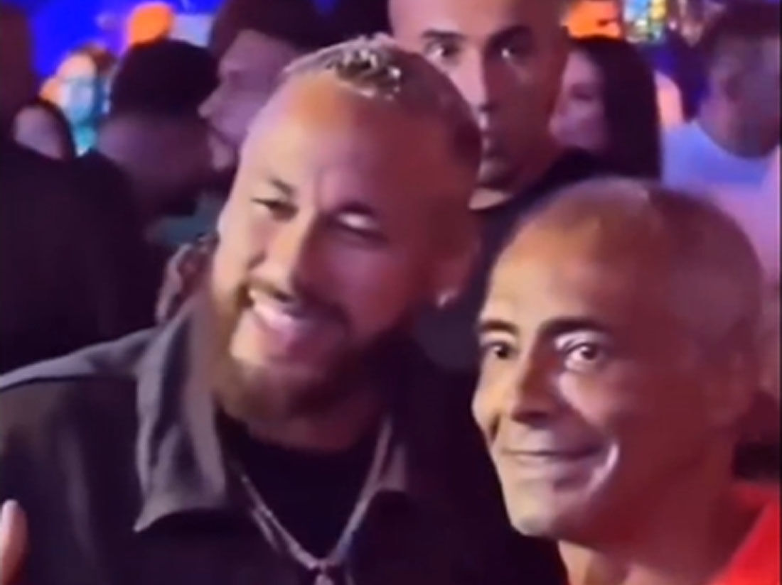 Neymar e Romário posam para foto na festa de aniversário do senador