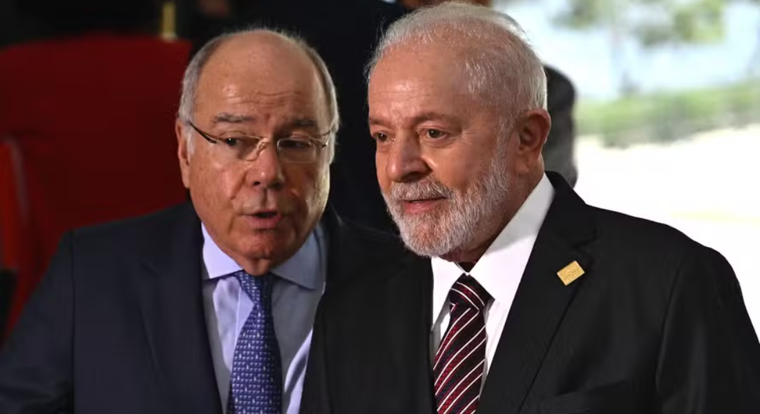 O presidente Lula e o ministro das Relações Exteriores do Brasil, Mauro Vieira, durante a Cúpula de Chefes de Estado do Mercosul e Estados Associados 