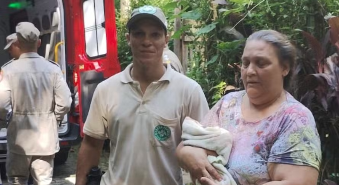 O guarda-parque Édson Sá e a tia Raquel Alvarenga na chegada do Corpo de Bombeiros ao Parque Estadual da Pedra Branca 