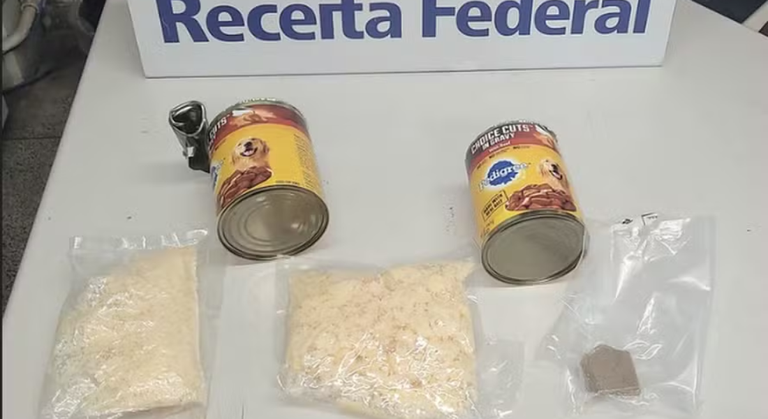 A droga estava escondida na lata de ração para cachorro 