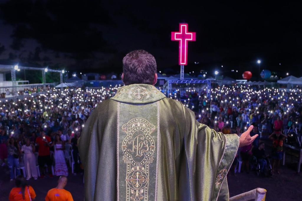 Padre Arlindo em uma celebração no Dia da Consciência Cristã