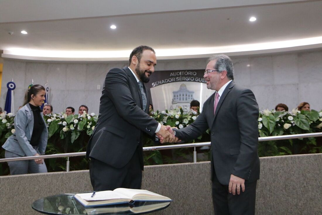 Almeida e Pascoal no momento da assinatura do termo de posse