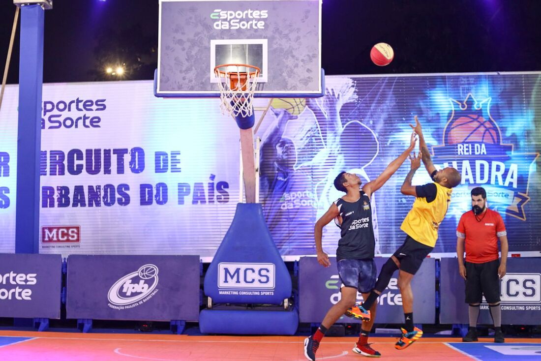 Disputa do 'Rei da quadra', modalidade de basquete 1x1 