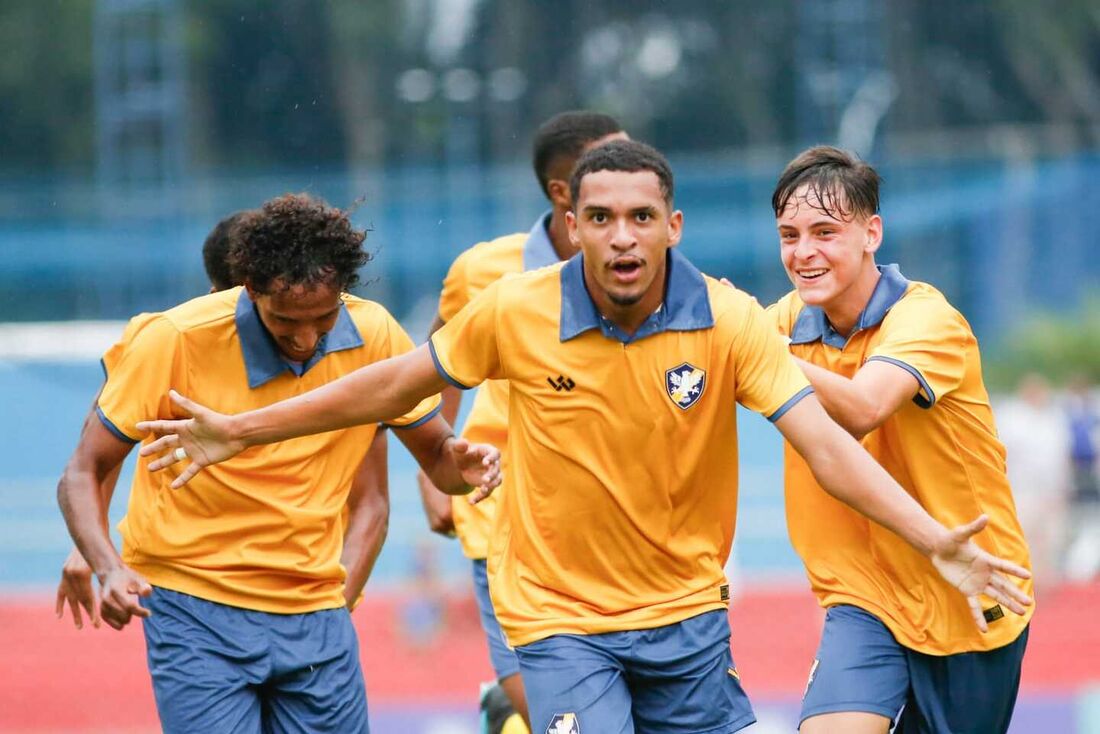 João Felipe celebra gol do Retrô contra o Avaí