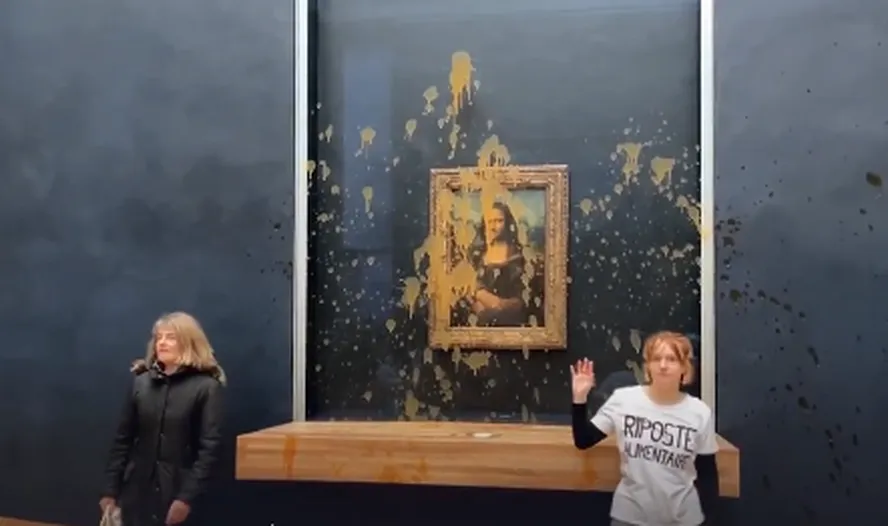 Manifestantes jogam sopa no quadro da Mona Lisa, em Paris