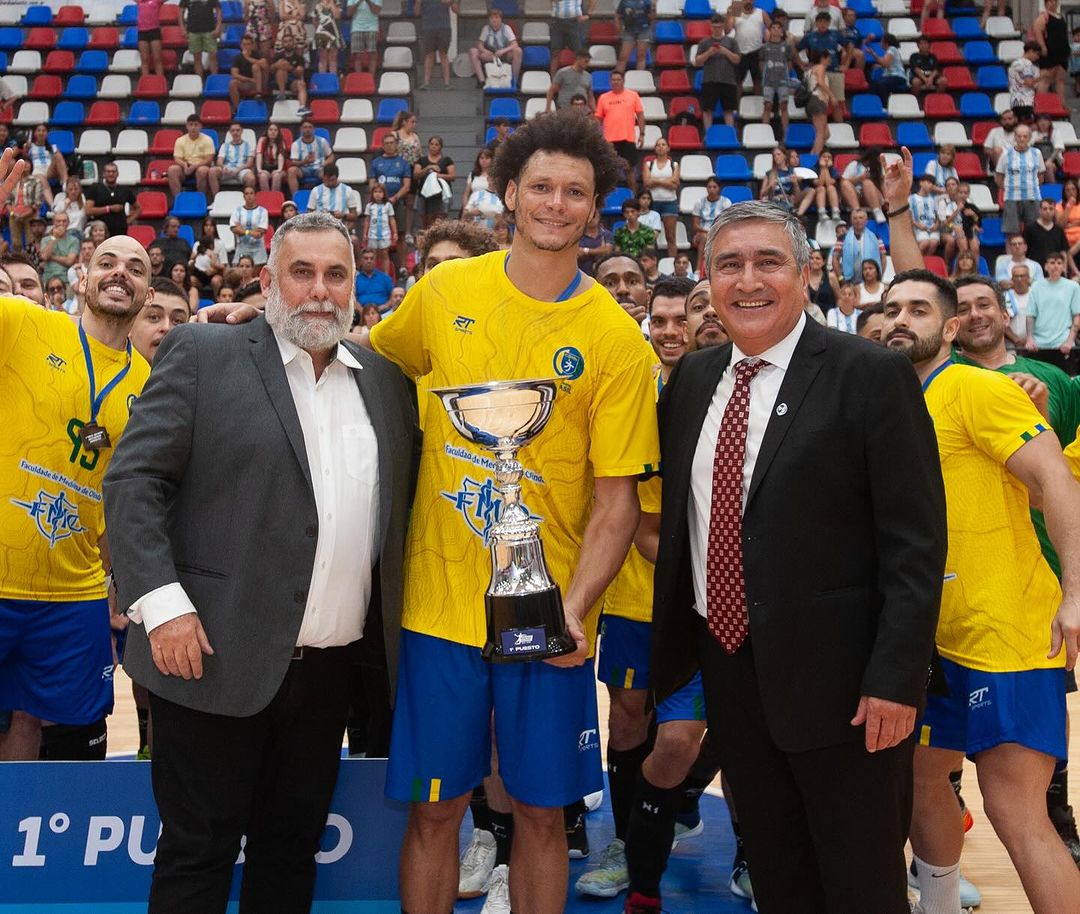 Thiagus Petrus levantou a taça do Torneio Sul-Centro Americano de handebol 