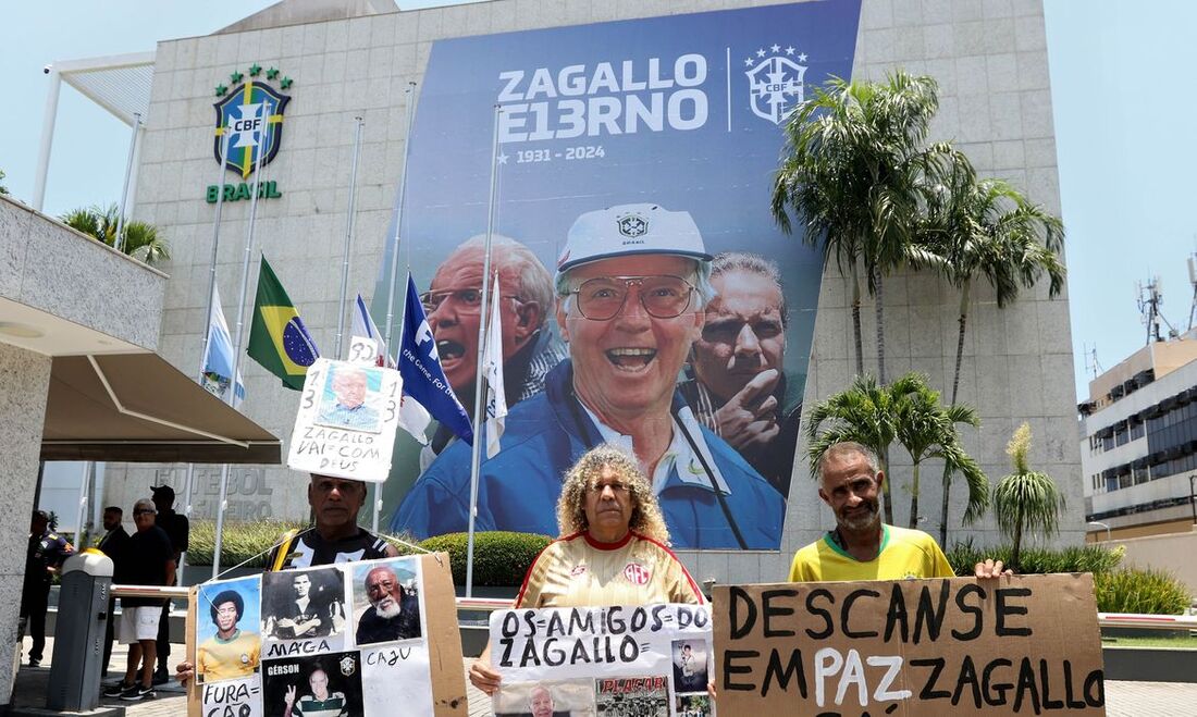 Fãs fazem homenagens em frente ao velório de Zagallo