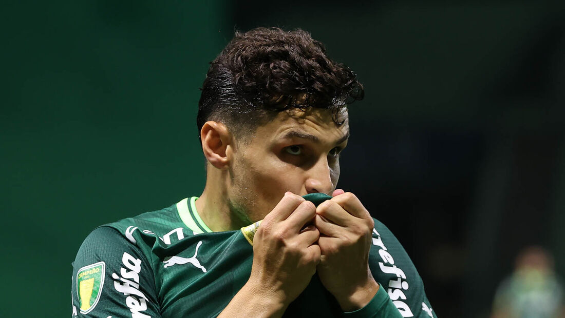 Raphael Veiga em jogo do Palmeiras