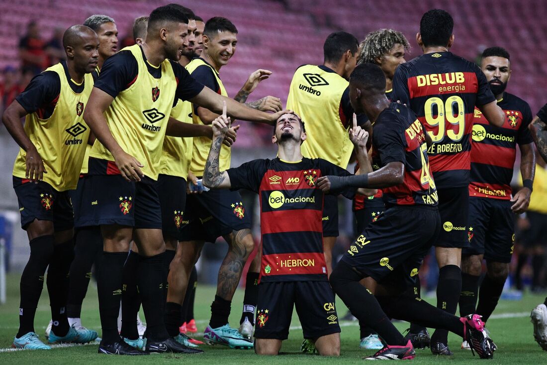 Pedro Vilhena celebra gol marcado pelo Sport