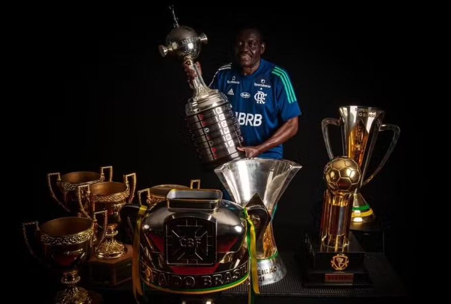 Denir, massagista do Flamengo, estava no clube há mais de 40 anos 