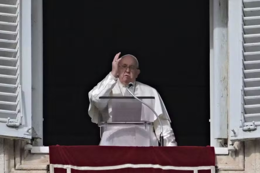 Papa Francisco acena para a multidão durante a oração do Angelus, no Vaticano 