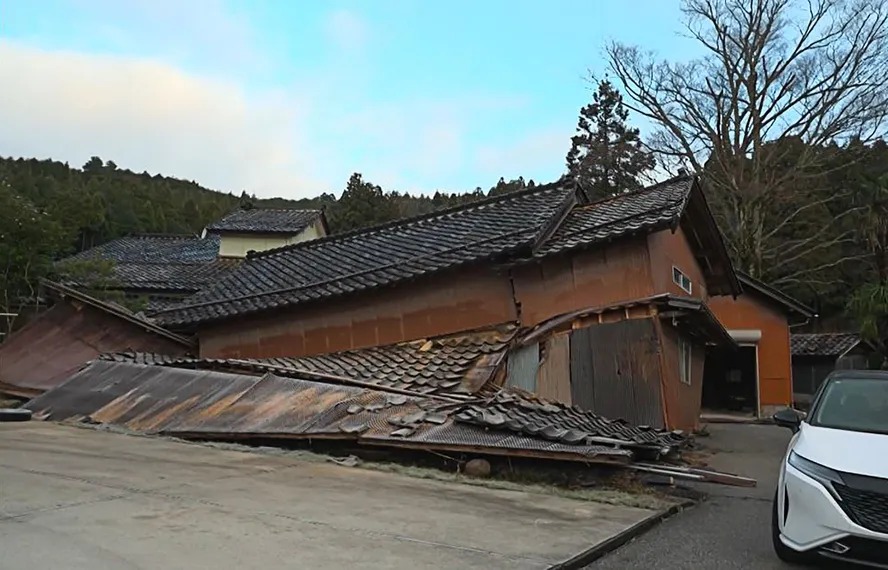 Casa destruída na cidade japonesa de Nanao, província de Ishikawa, após um tremor de magnitude 7,5 ocorrido no dia de Ano Novo 