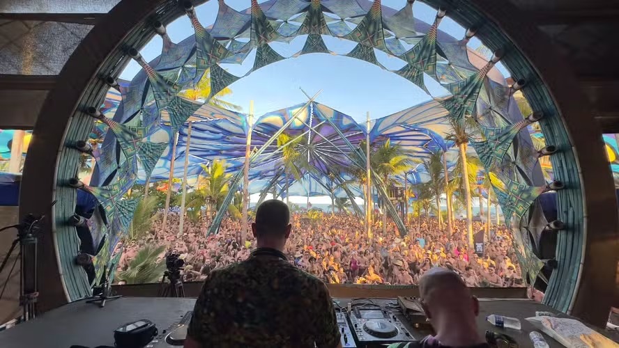 DJ tocando no festival Universo Paralello: edição na Bahia depois de ataque em Israel