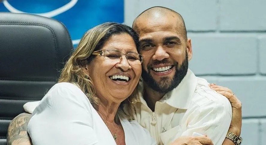 Daniel Alves com a mãe, Lúcia Alves