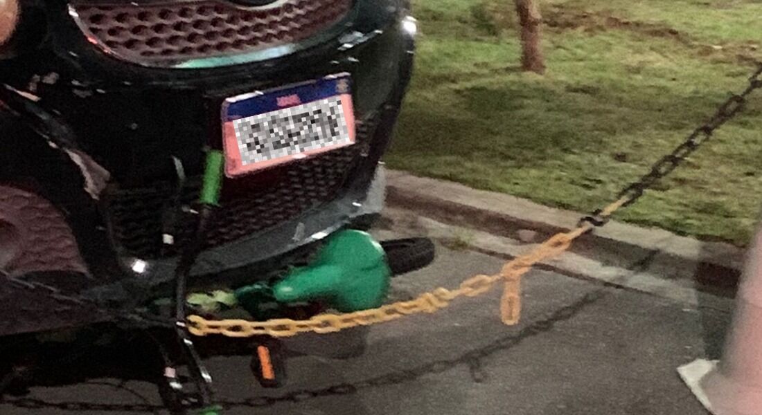 Menino estava atravessando na faixa de pedestre empurrando a bicicleta quando foi atingido pelo carro