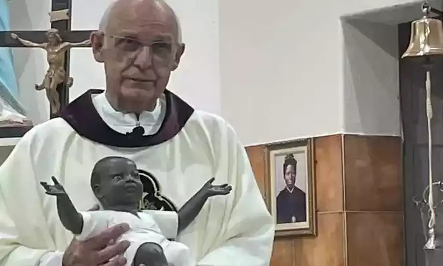 Padre Júlio Lancellotti foi criticado após postar foto com menino Jesus negro