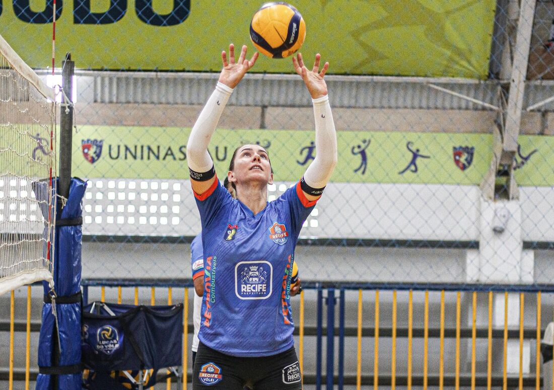 Fabíola, levantadora do Recife Vôlei 