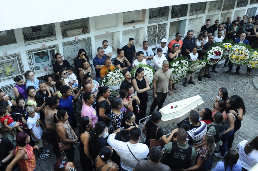 Sepultamento de Asafe Teófilo dos Santos, 5 anos, atropelado no condomínio onde morava, em Jaboatão dos Guararapes, no Cemitério de Santo Amaro, em Recife.