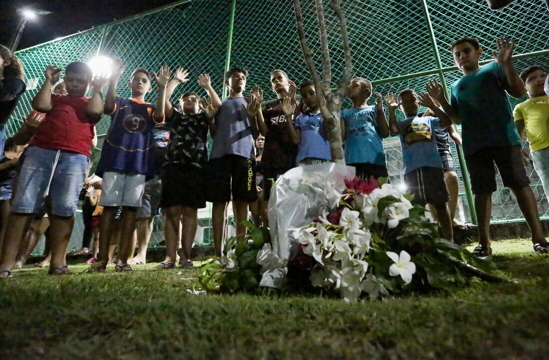 Moradores fizeram um círculo de oração pedindo proteção para as crianças do condomínio