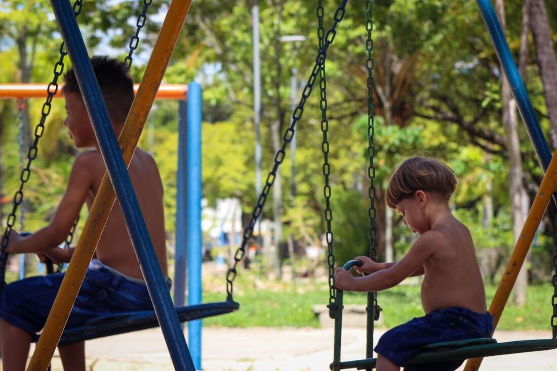 Crianças se divertem em balanços no Parque 13 de Maio, no Recife