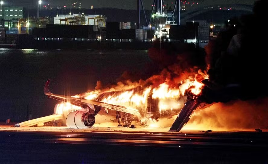 Avião da Japan Airlines em chamas em uma pista do Aeroporto de Haneda, em Tóquio, em 2 de janeiro de 2024