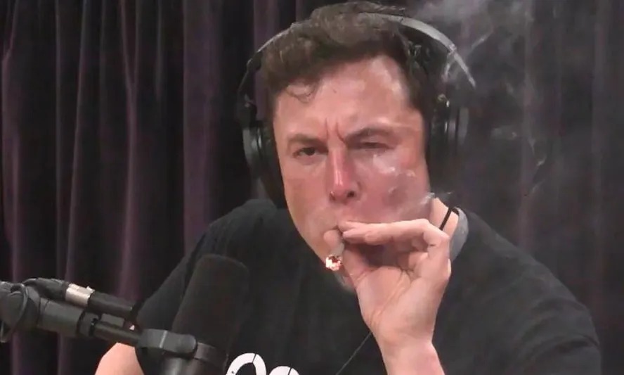 O bilionário Elon Musk causou polêmica ao fumar maconha ao vivo durante uma transmissão 