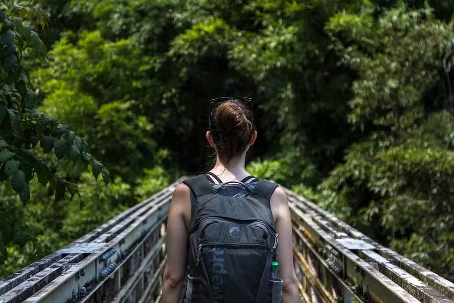 Tendência para 2024, rucking consiste em caminhar com peso 