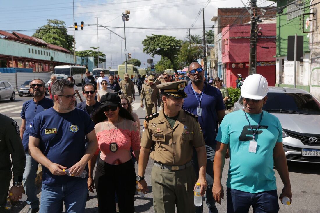 Representantes dos órgãos percorreram os 6 quilômetros do percurso do Galo da Madrugada, a pé