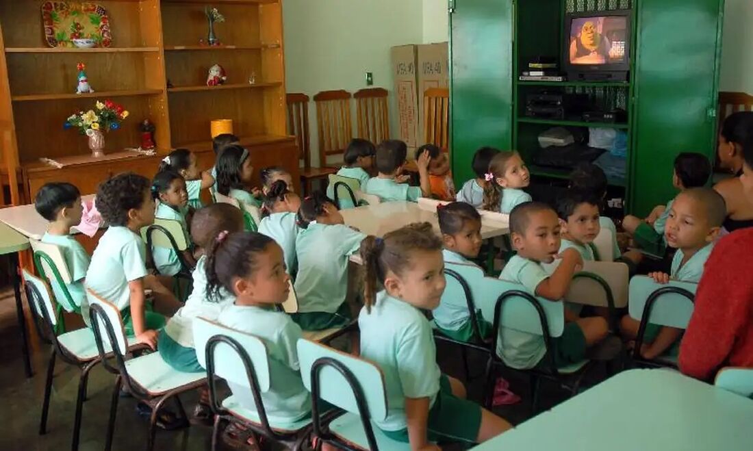 Os materiais de origens étnico-raciais tiveram a menor presença nas salas de aula, sendo completamente ausentes em 70% das turmas