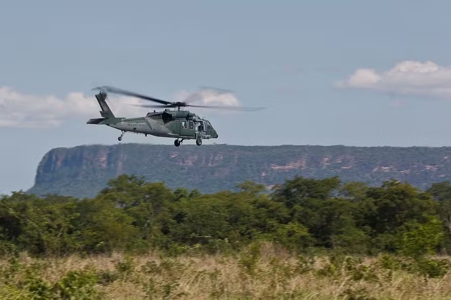 Helicóptero H-60 Black Hawk é uma das aeronaves utilizadas nas buscas 