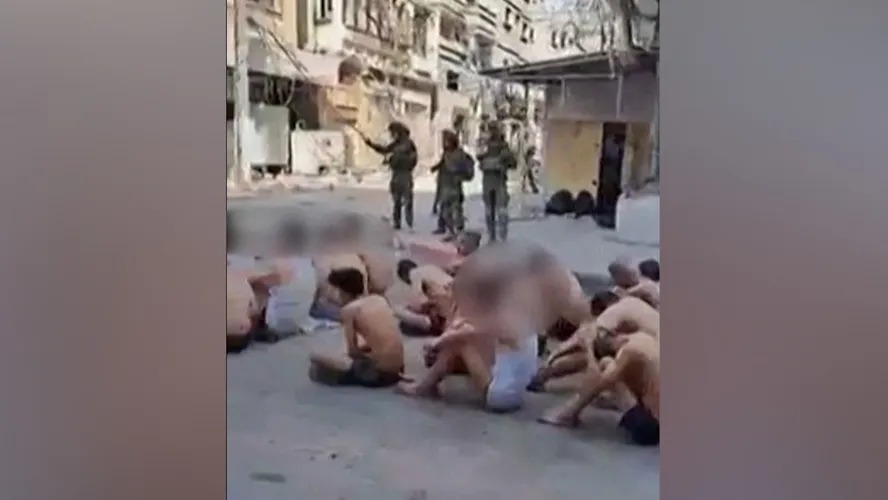 Vídeo mostra prisioneiros palestinos vendados e despidos sob a guarda de soldados israelenses na Faixa de Gaza; Dia Al-Kahlout estaria entre eles 