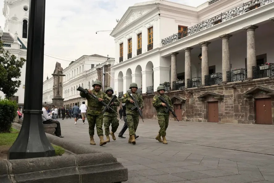 Soldados do exército patrulham a entrada do palácio presidencial 