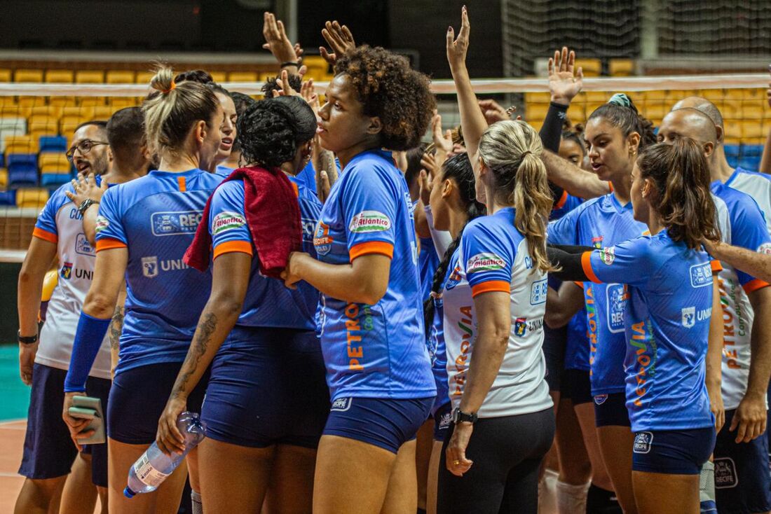 Time do Recife Vôlei durante treino no Geraldão