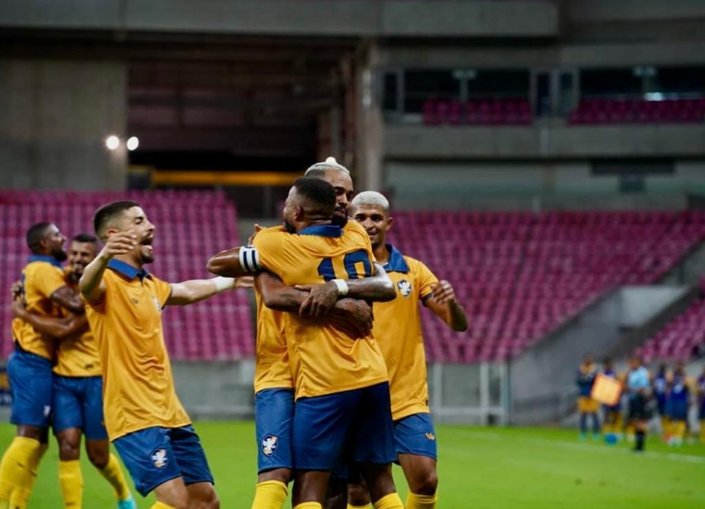 Fernandinho brilhou com dois gols e uma assistência na goleada sobre o Porto