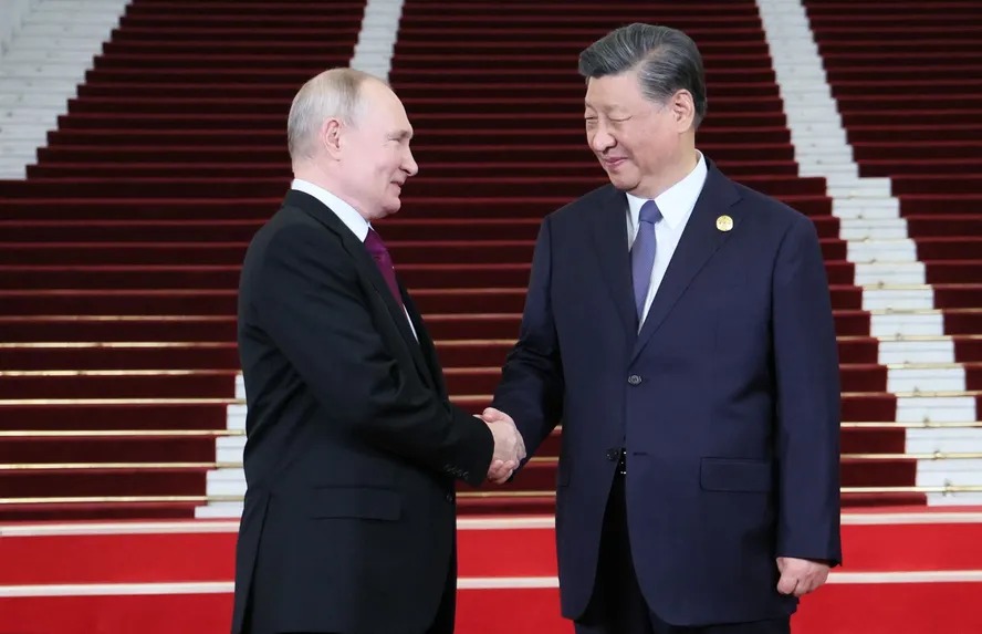 Presidente chinês, Xi Jinping, recebeu líder russo, Vladimir Putin, em Pequim 