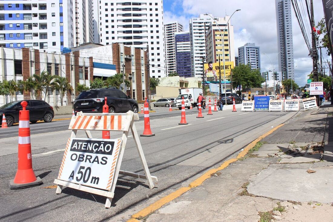 Obra emergencial de esgoto na Avenida Norte Miguel Arraes de Alencar