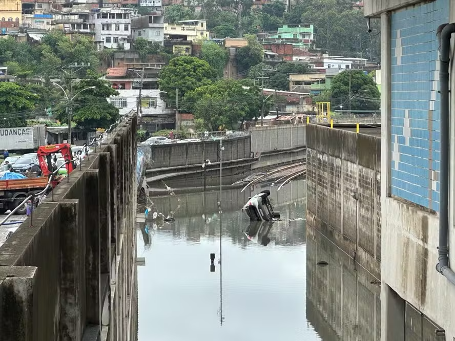 Cai parte do muro do metrô na estação Acari / fazenda botafogo. Carro foi parar na linha do metrô