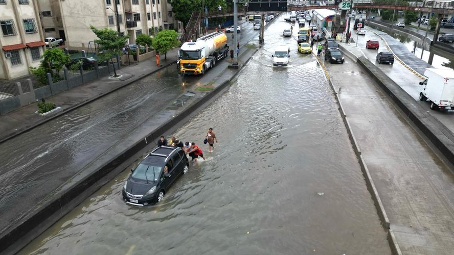 Avenida Brasil alagada na manhã deste domingo