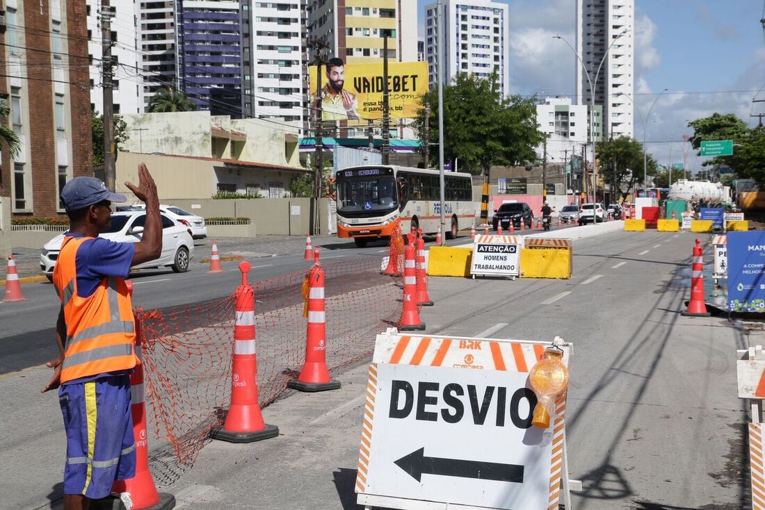Obra da Compesa na Avenida Norte, no Recife