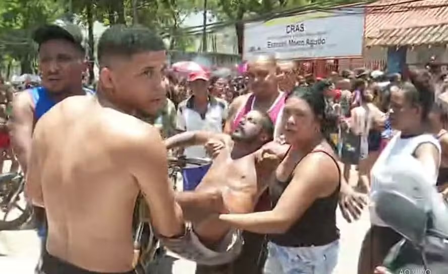 Moradores desmaiaram na frente do Cras 