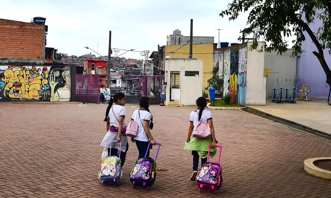 Crianças a caminho da escola