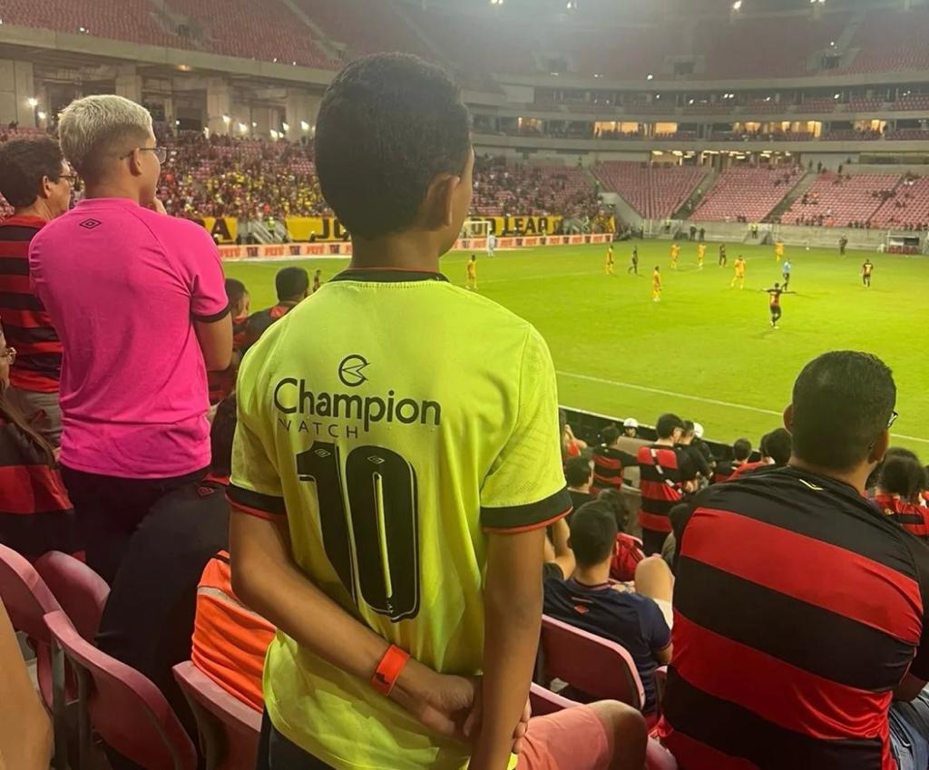 Garoto esteve na arquibancada da Arena de Pernambuco, em São Lourenço da Mata, na noite desta quarta-feira (17)